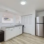 15-Mins From Dia, Remodeled, Cozy Downstairs Unit