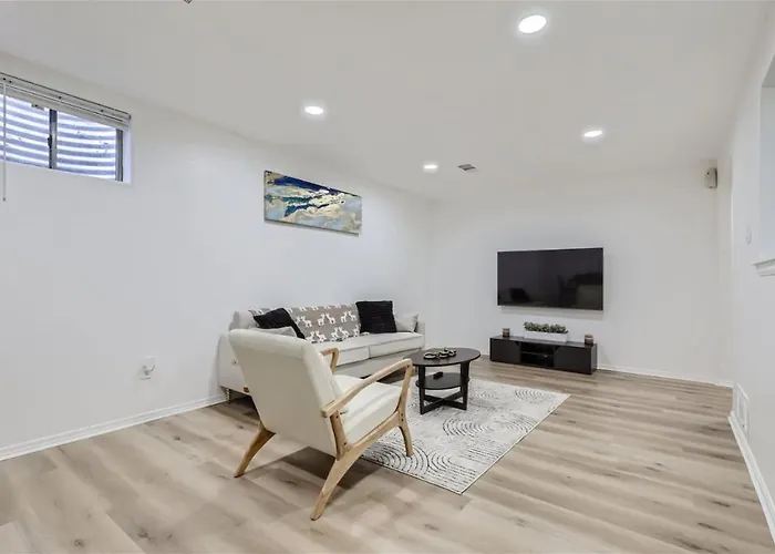 15-Mins From Dia, Remodeled, Cozy Downstairs Unit
