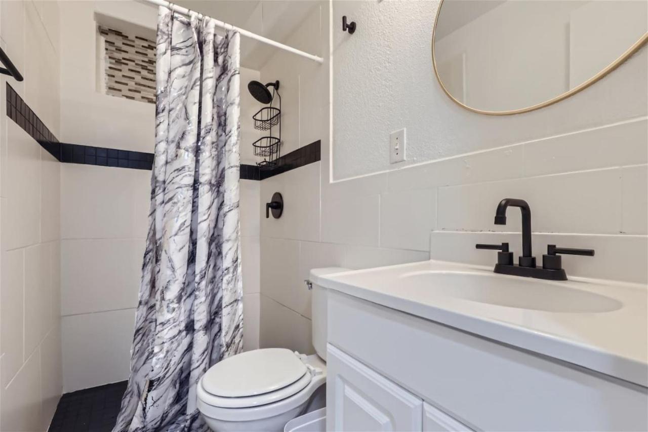 Casa vacanze 15-mins From Dia, Remodeled, Cozy Downstairs Unit Aurora